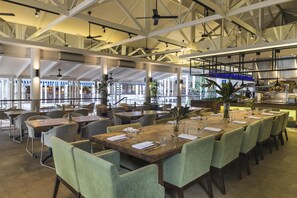 Serveert ontbijt en diner, internationale gerechten