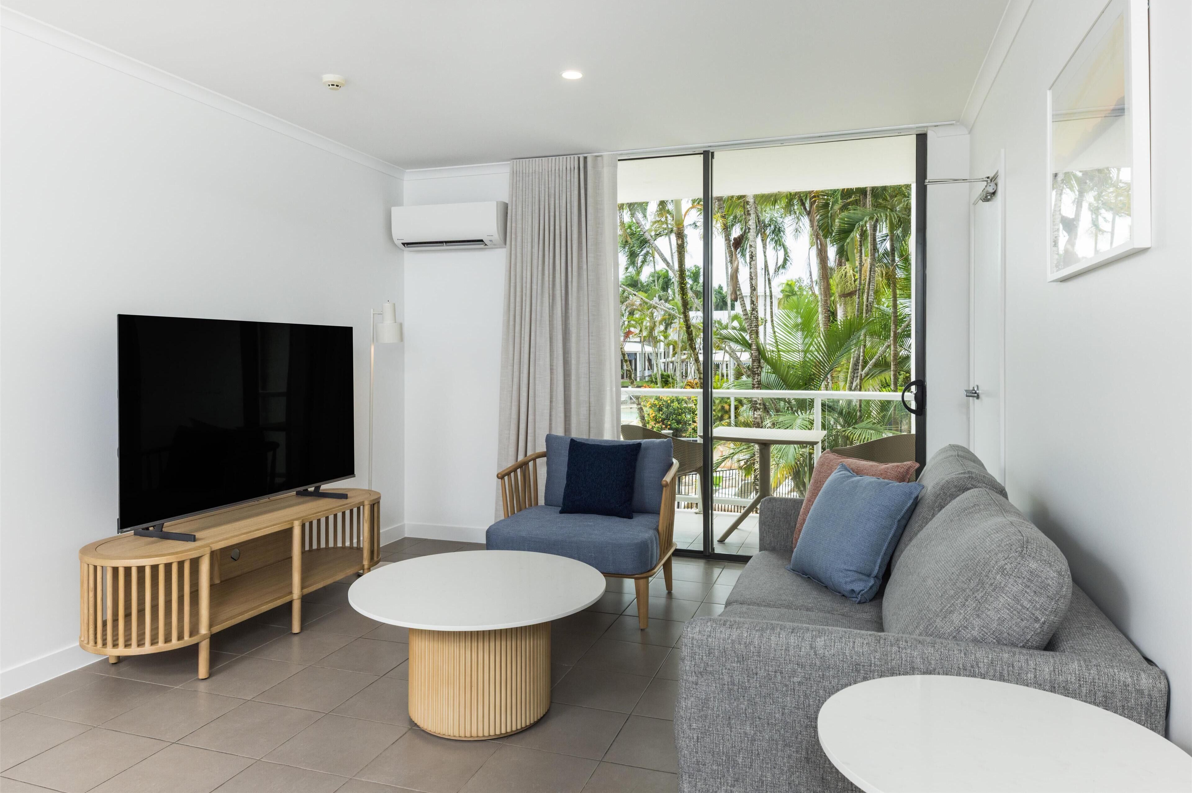 Una cassaforte in camera, una scrivania, ferro/asse da stiro