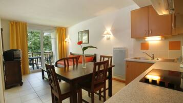 Een koelkast, een microgolfoven, een kookplaat, een vaatwasser