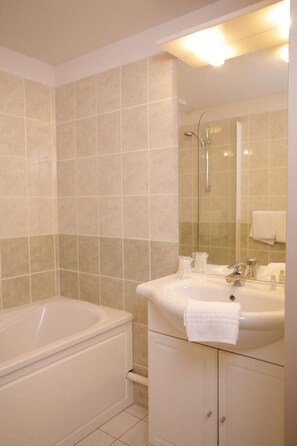 Badewanne, Haartrockner, Handtücher