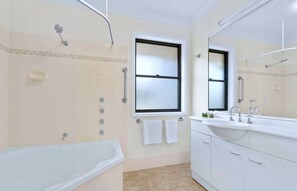 Regadera, amenidades de baño gratuitas, secadora de cabello, toallas 
