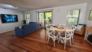 Habitación | Área de sala de estar | Televisión de 35 pulgadas con canales digitales 