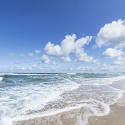 位於海灘上、白沙、躺椅、海灘浴巾