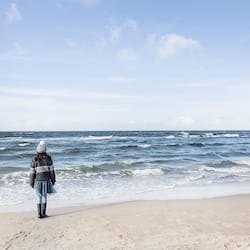 在海滩、白沙、沙滩椅、沙滩毛巾