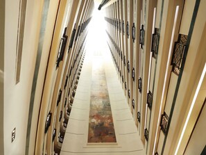 早餐,供應午餐和晚餐