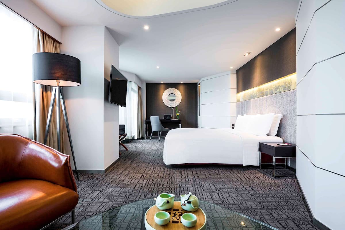 1 bedroom, premium bedding, minibar, in-room safe