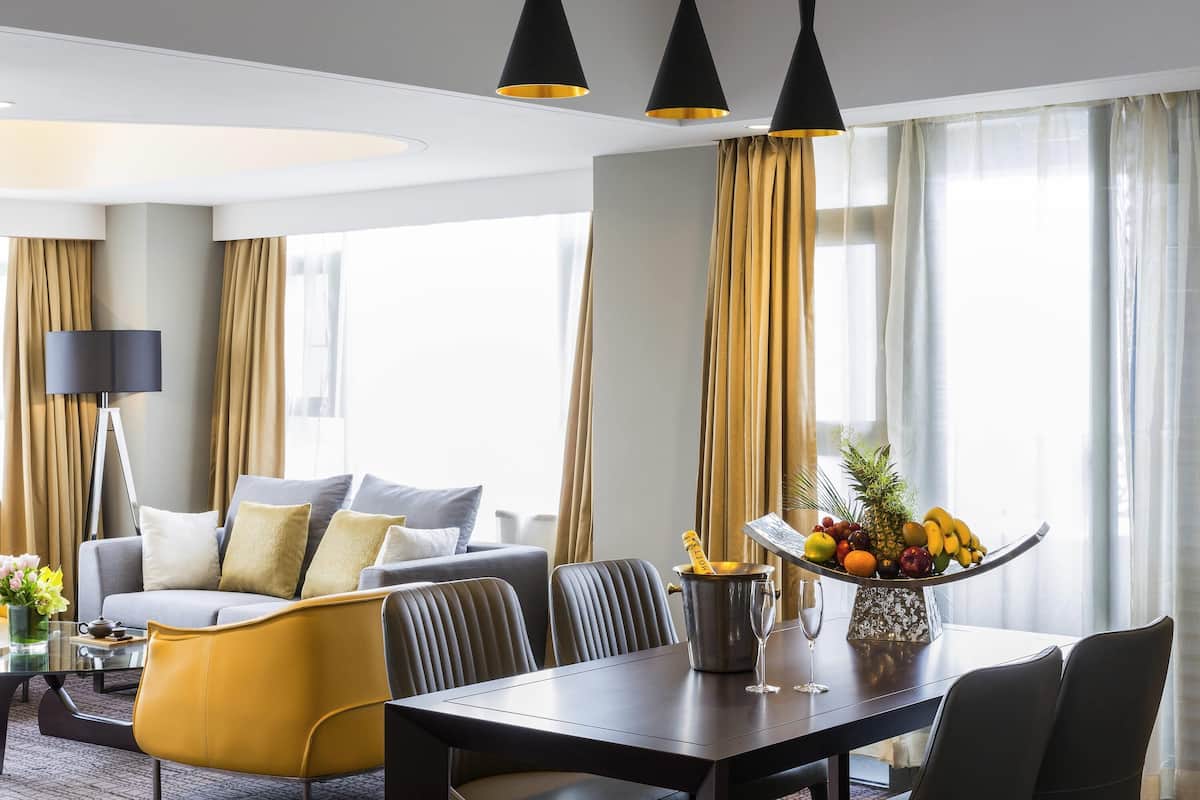 Suite, 2 Schlafzimmer | Hochwertige Bettwaren, Minibar, Zimmersafe, Schreibtisch