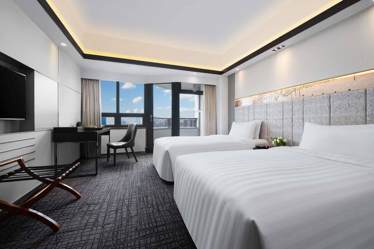 Superior kamer, 2 eenpersoonsbedden, uitzicht op de stad | Luxe beddengoed, een minibar, een kluis op de kamer, een bureau
