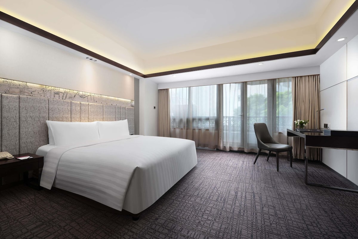 Superior Room, 1 King Bed, City View | Premium bedding, minibar, in-room safe, individually decorated
