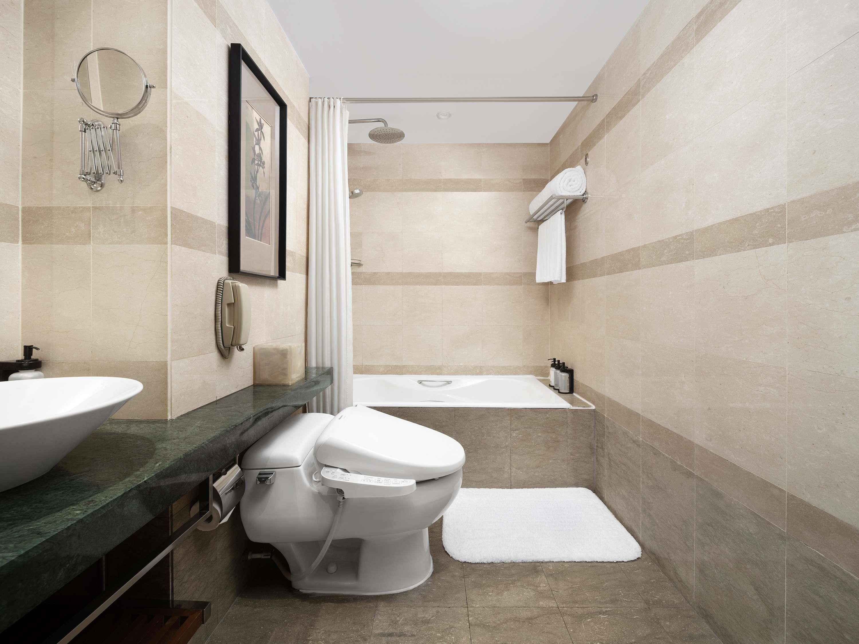 Un baño moderno con inodoro, bidé y bañera.