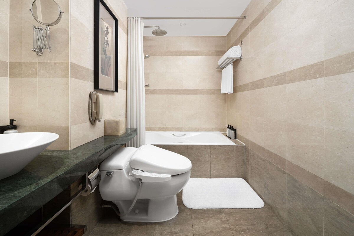 Un bagno moderno con WC, bidet e vasca da bagno.