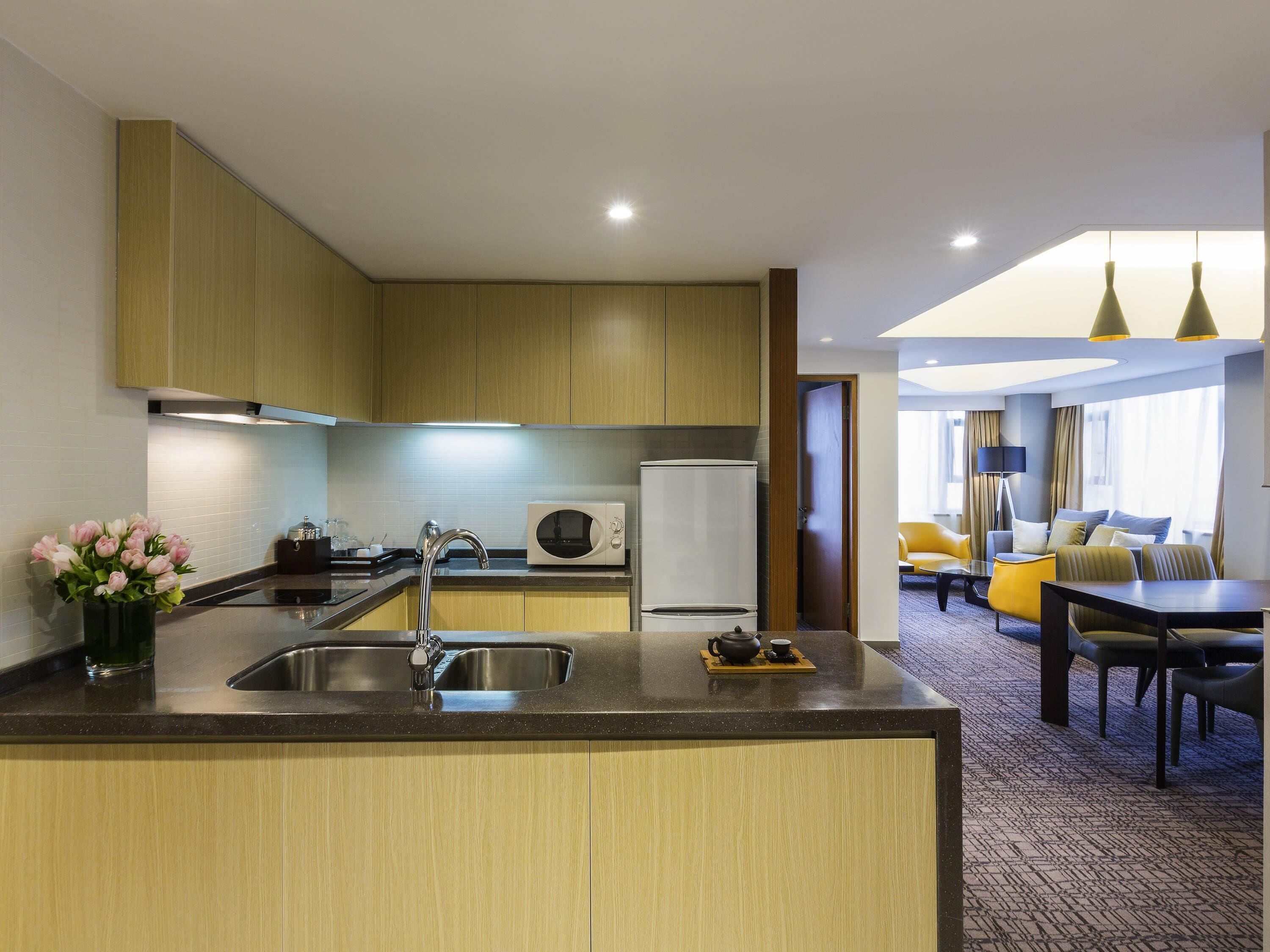 Suite, 2 kamar tidur | Seprai premium, minibar, brankas, dan didekorasi berbeda-beda