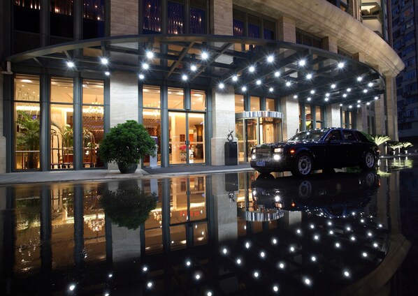 Junior Suite, 1 King Bed, Executive Level | 1 bedroom, premium bedding, minibar, in-room safe