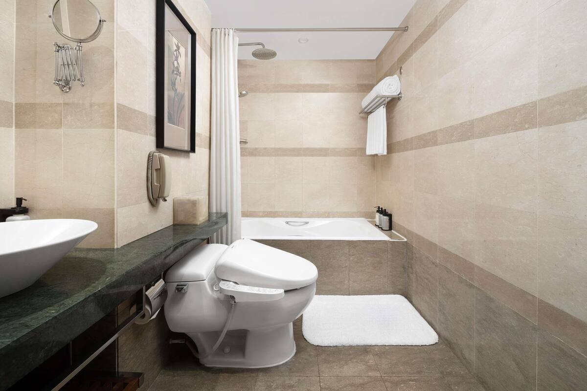 Une salle de bain moderne avec une baignoire, des toilettes et un lavabo.