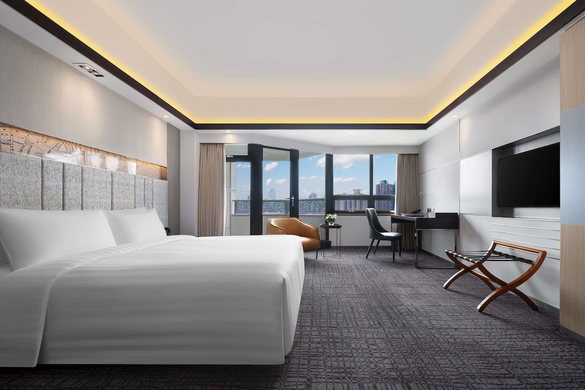 Deluxe Room, 1 King Bed, City View | Premium bedding, minibar, in-room safe, individually decorated