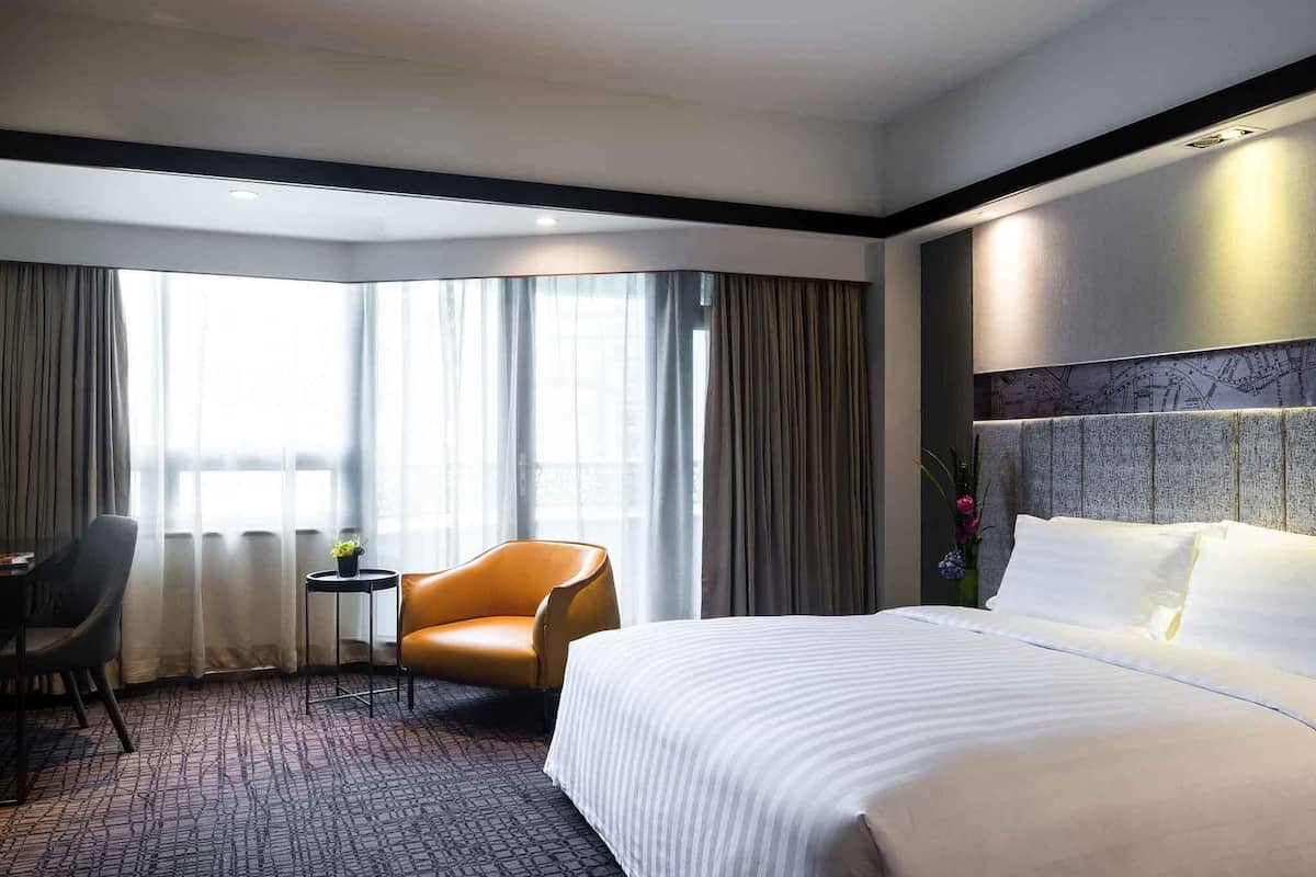 Hochwertige Bettwaren, Minibar, Zimmersafe, Schreibtisch