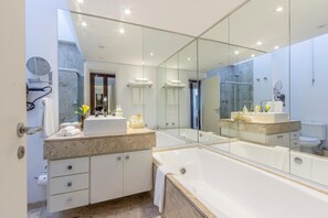 Penthouse | Baño | Tina y regadera independientes y tina de hidromasaje