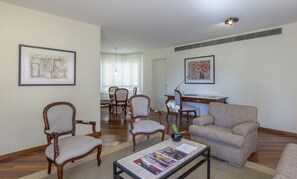 Standard Apartment, 2 Bedrooms | Ruang tamu | 32 inci televisyen skrin rata dengan kabel, TV, pemain DVD