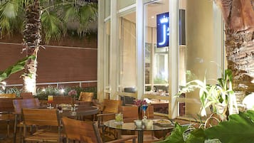 Café da manhã, almoço e jantar; culinária brasileira