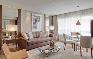 32 inci televisyen skrin rata dengan kabel, TV, pemain DVD