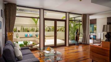 Colonial Family Suite With Jacuzzi | Premium bedding, minibar, in-room safe, desk