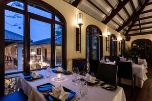 2 restaurants servant le petit déjeuner, le déjeuner et le dîner
