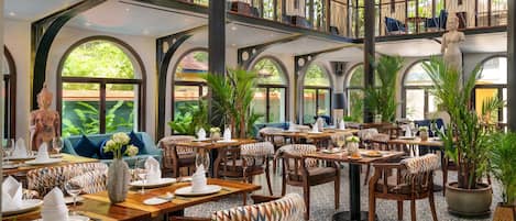 2 restauranter; serverer morgenmad, frokost og asiatiske retter