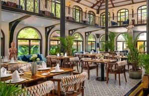 2 restaurants servant le petit déjeuner, spécialités Cuisine asiatique