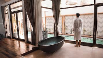 Colonial Suite Pool | Premium bedding, minibar, in-room safe, desk