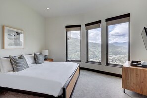 Habitación, 4 habitaciones | Ropa de cama de alta calidad, caja fuerte, escritorio
