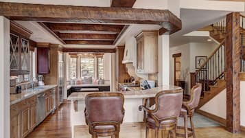 Ropa de cama de alta calidad y caja de seguridad en la habitación