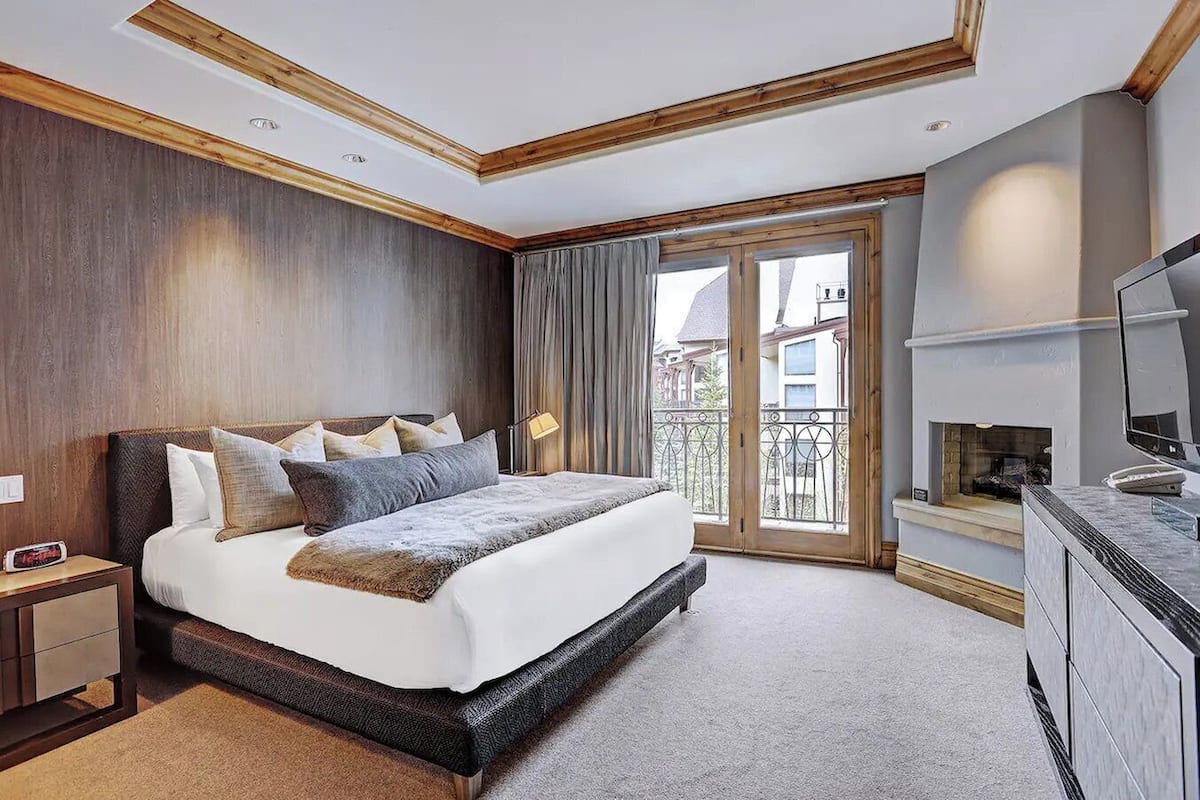 premium bedding, in-room safe, desk, laptop workspace