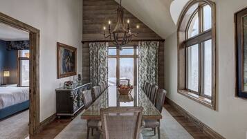 Breakfast, lunch and dinner served