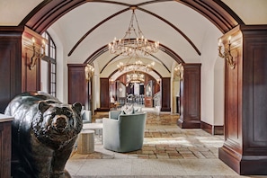 Concierge desk - The Arrabelle at Vail Square, A RockResort (Vail)