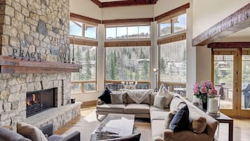 Una televisión de pantalla plana, una chimenea, un iPad