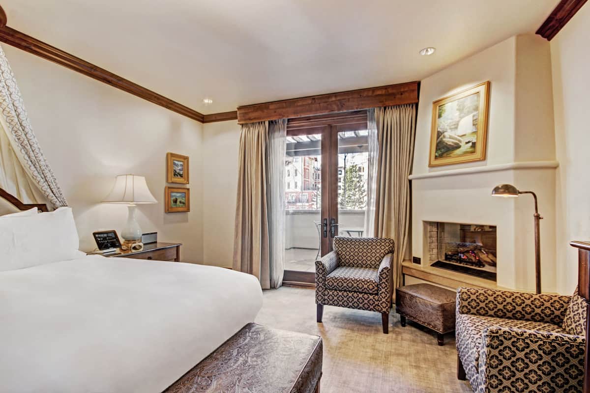 Deluxe Room, 1 King Bed | Premium bedding, in-room safe, desk, laptop workspace