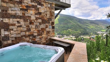 Private Home, 4 Bedrooms (Potato Patch - Off-Site) | Private spa tub