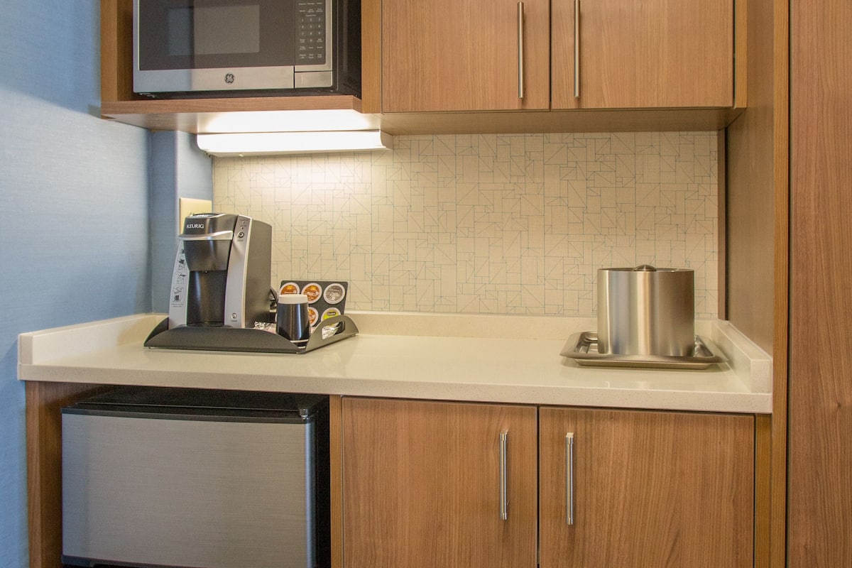 fridge, microwave, coffee/tea maker