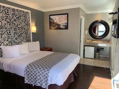 Basic Room, 1 Queen Bed, Non Smoking | Down comforters, pillowtop beds, individually decorated. Uptown Inn