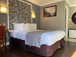 Rom med queensize-seng, dyrevennlig | Dundyner, senger med overmadrass og individuelt dekorert