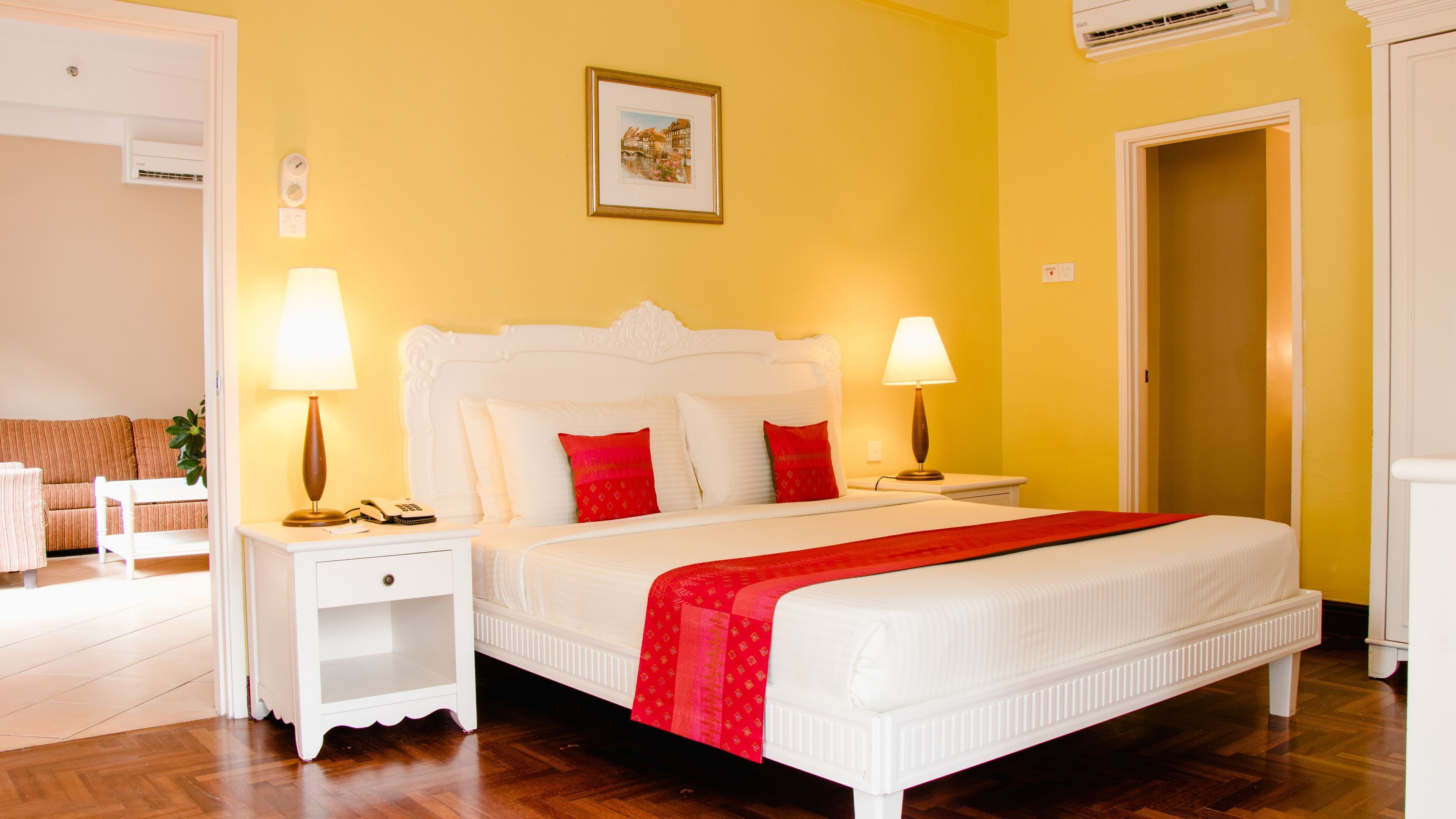 أغطية فراش متميزة وميني بار وخزنة داخل الغرفة ومكتب