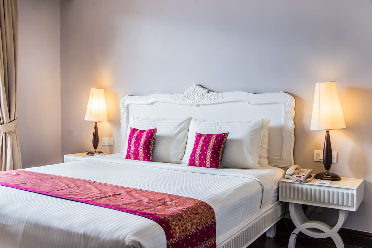 Deluxe King | 1 bedroom, premium bedding, minibar, in-room safe