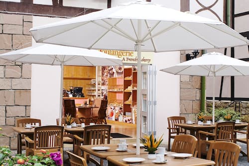 6 restaurants, breakfast, lunch, dinner served; Italian cuisine