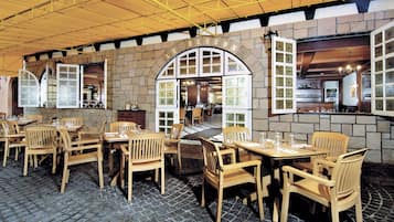 6 間餐廳;供應早餐、午餐、晚餐;意大利菜