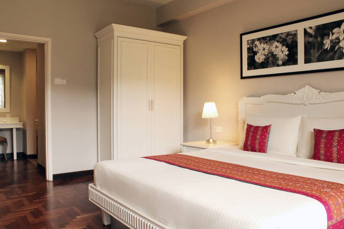 Deluxe Suite, 1 Bedroom | Premium bedding, minibar, in-room safe, desk
