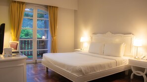 أغطية فراش متميزة وميني بار وخزنة داخل الغرفة ومكتب