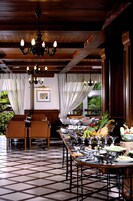 Desayuno buffet diario (MYR 45 por persona)