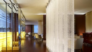 3 restaurants; breakfast, lunch, dinner and brunch served