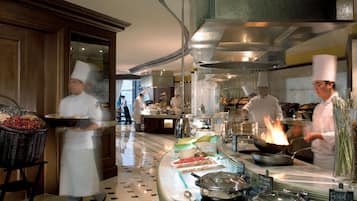 3 restaurants, breakfast, lunch, dinner served; Chinese cuisine