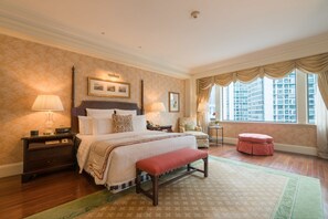 Premium bedding, down comforters, pillowtop beds, minibar - The Ritz-Carlton, Beijing (Beijing)